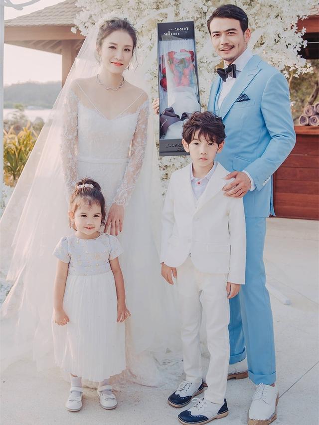 8岁儿子穿衣清爽帅气,跟妈妈反而更亲|杨烁|王黎雯|儿子_新浪新闻