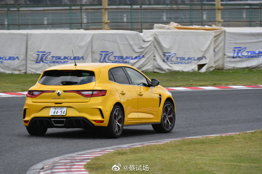 雷诺梅甘娜rs trophy图解:1.8t发动机221千瓦/300马力