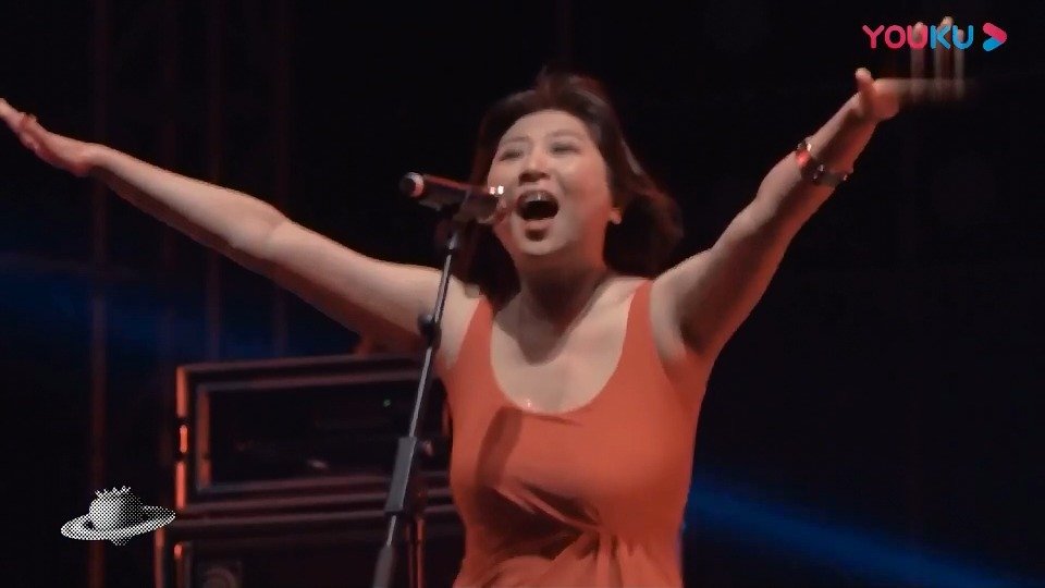 迪斯科女皇@张蔷rose 与@新裤子乐队_ 合作演绎《别再问我什么是迪斯