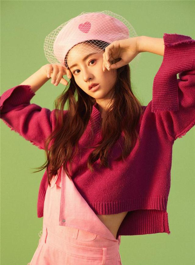 这张照片中毛晓慧身穿一件白色的蕾丝轻纱裙,从侧面看,这个颜值太耐看