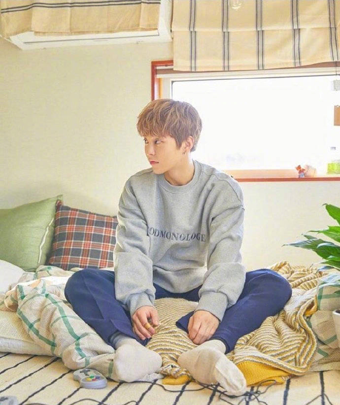 检验帅哥的时候到了exo成员金珉锡今天在ins晒出平头照a气十足