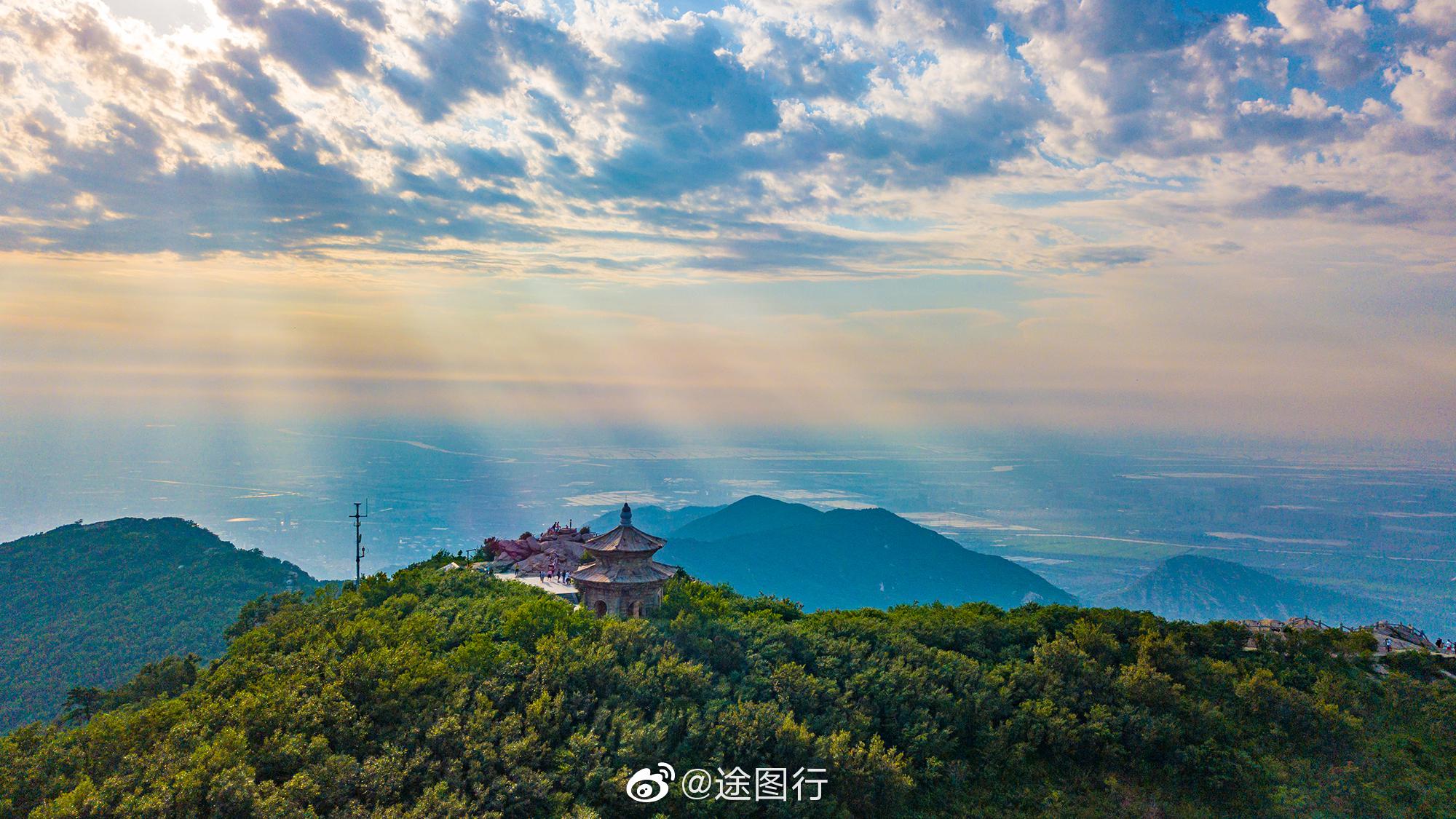 登上花果山最高峰玉女峰,观夕阳美景,阳光透过云层洒落在山峰间
