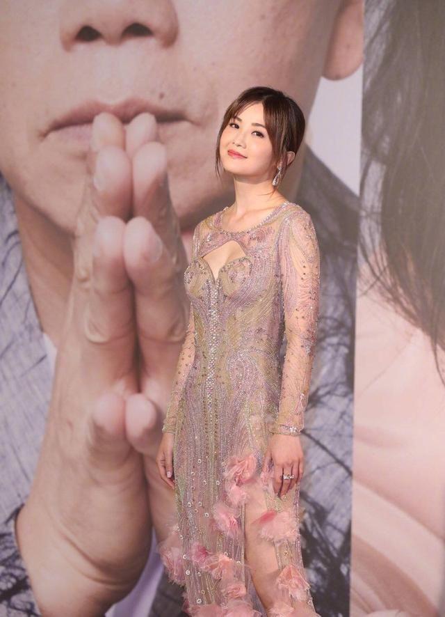 蔡卓妍透视裙暴露身材,未修图反差大,至少胖10斤!