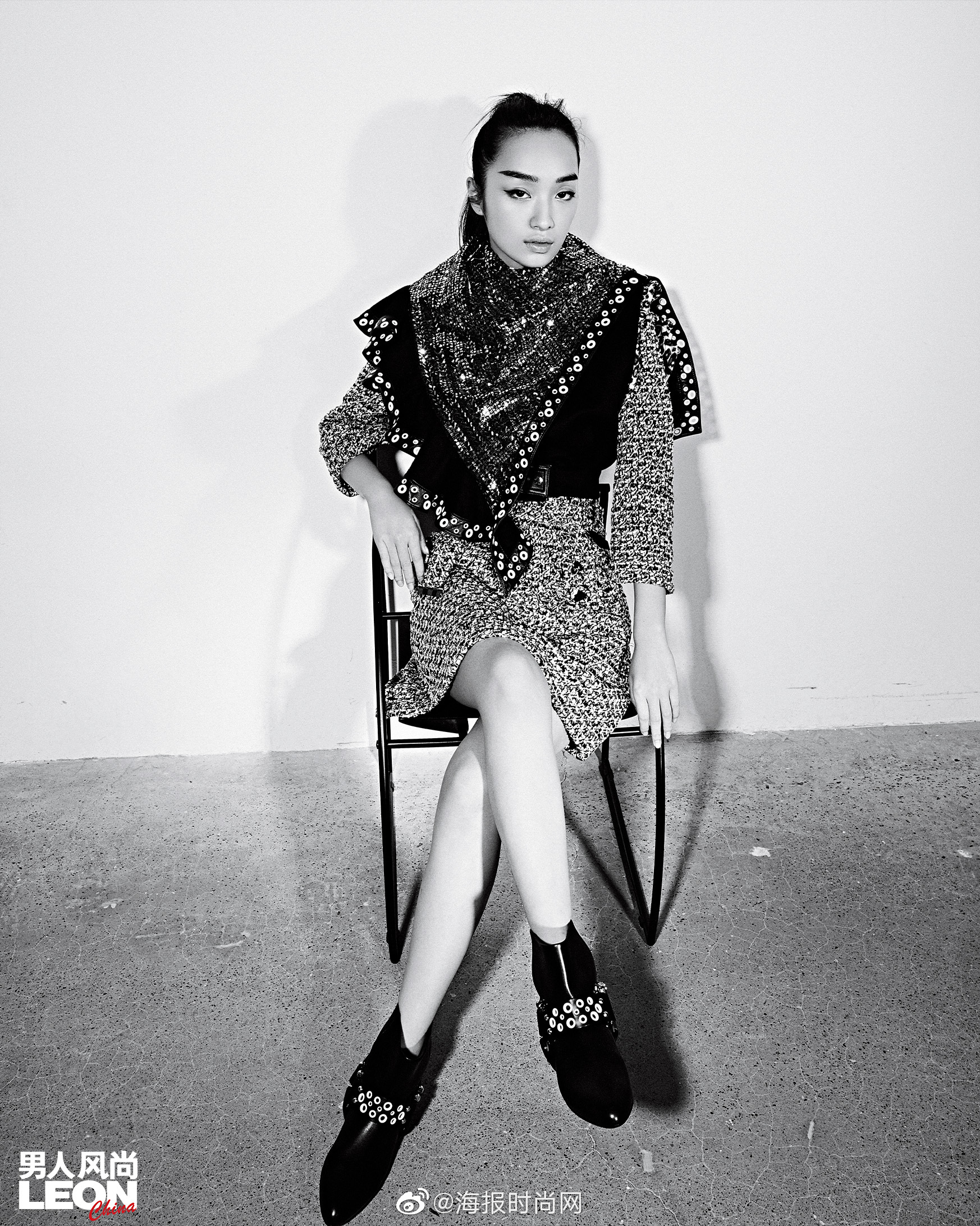 新生代演员@索朗美淇 最近一组大片释出.黑白光影之间