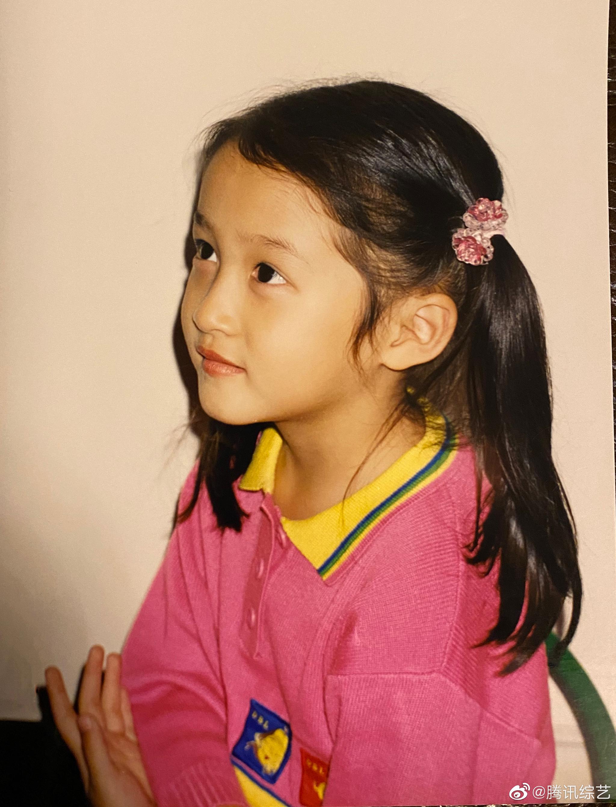 关晓彤 双马尾造型少女感十足 .小时候的双马尾造型也是非常可爱