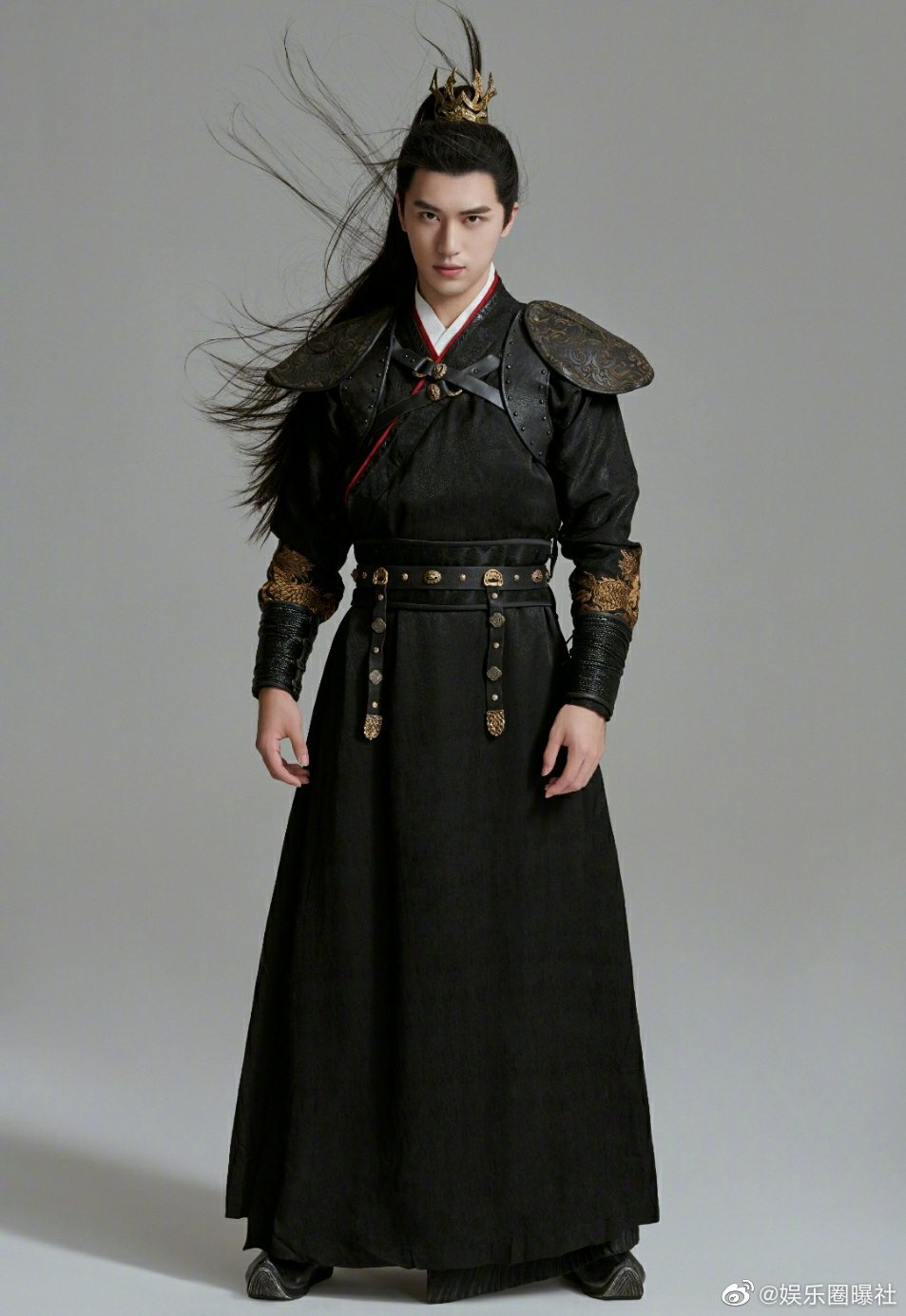 许魏洲工作室昨日发布一组古装造型写真作为粉丝福利