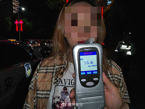 安康一女司机实习期内酒驾被查 驾照被注销