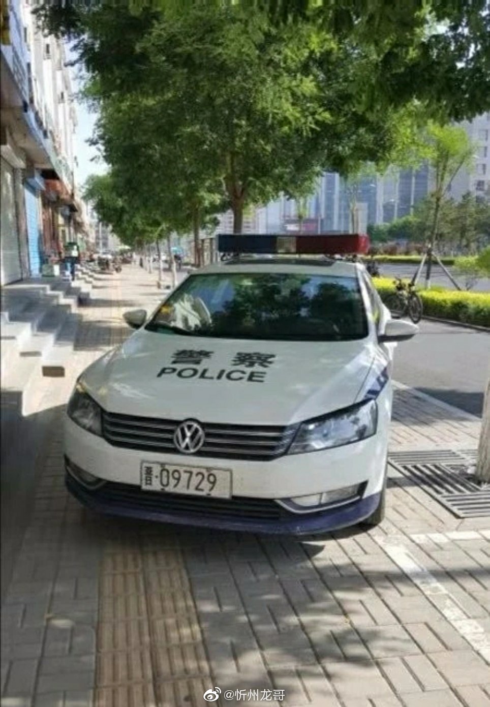 忻州:高速公路警车被曝在饭店,学校附近违停