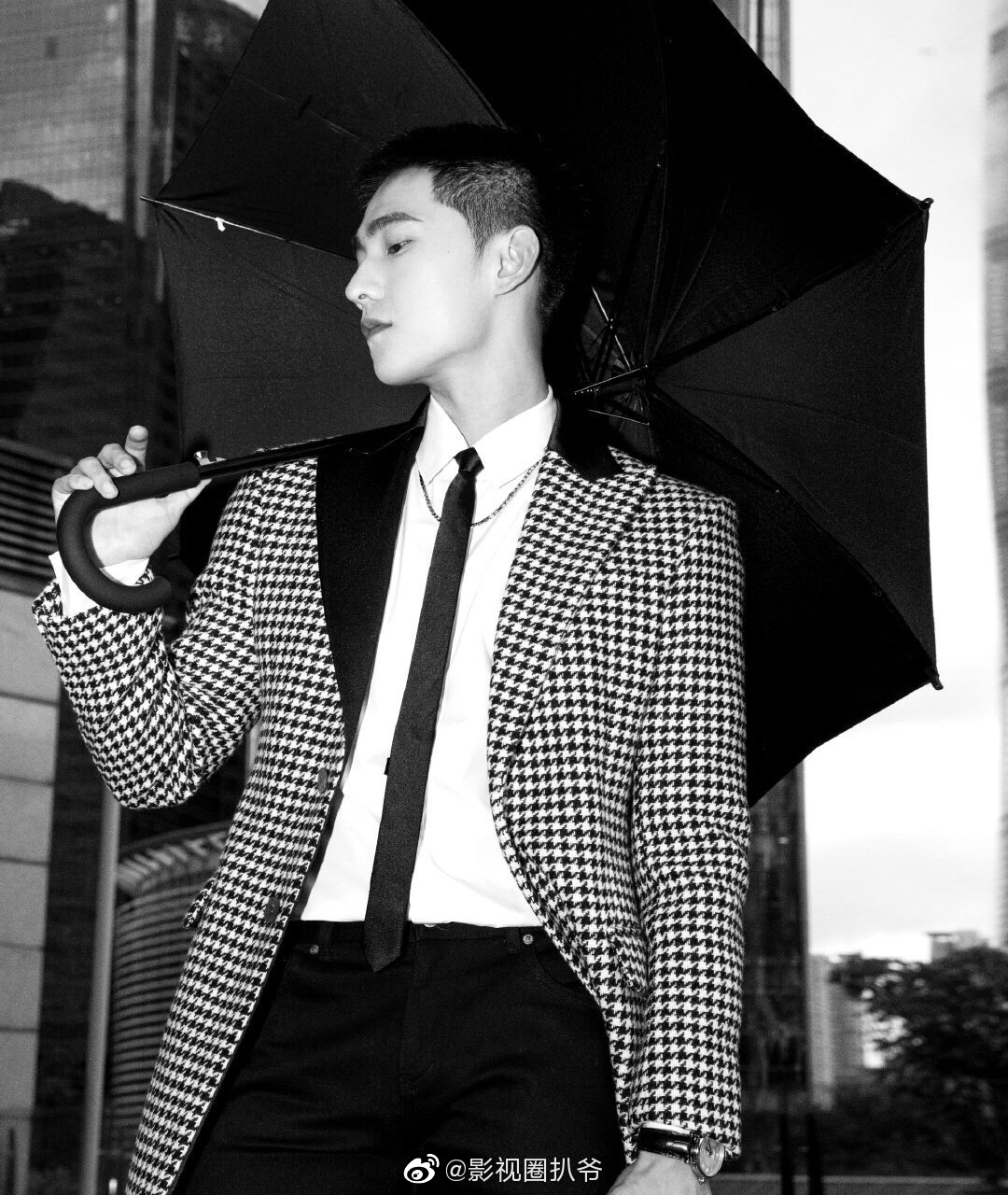 寸头西装的杨洋有一种成熟的魅力真的是非常绅士了