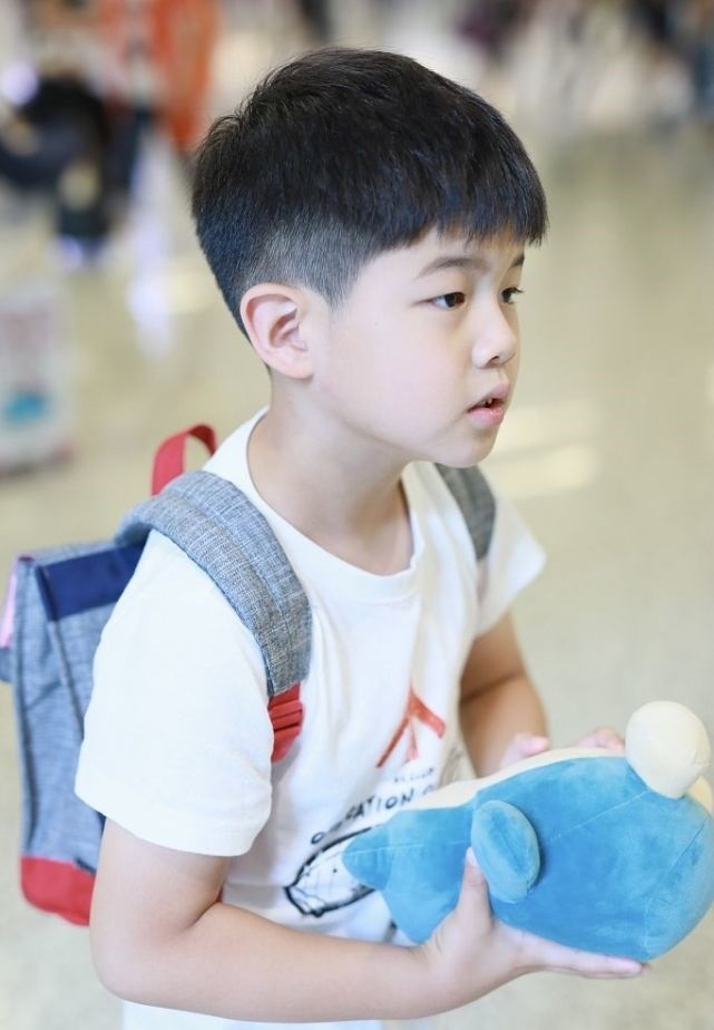 沙溢胡可带俩儿子出游一家四口同框,安吉小鱼儿蹦蹦跳跳活泼可爱
