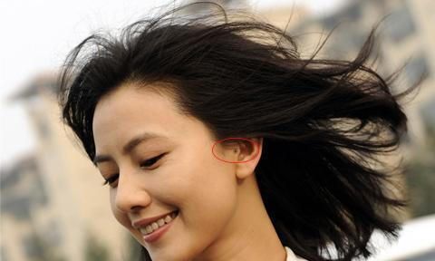 女人右耳有痣主智,左耳有痣主财.