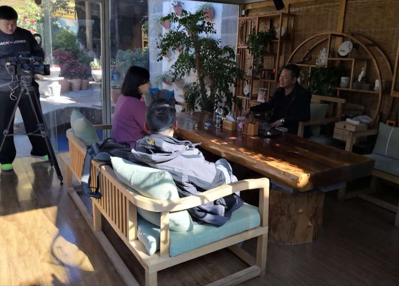 丽江市客栈协会赵成会长向中央电视台财经频道的孟夏冰老师汇报工作