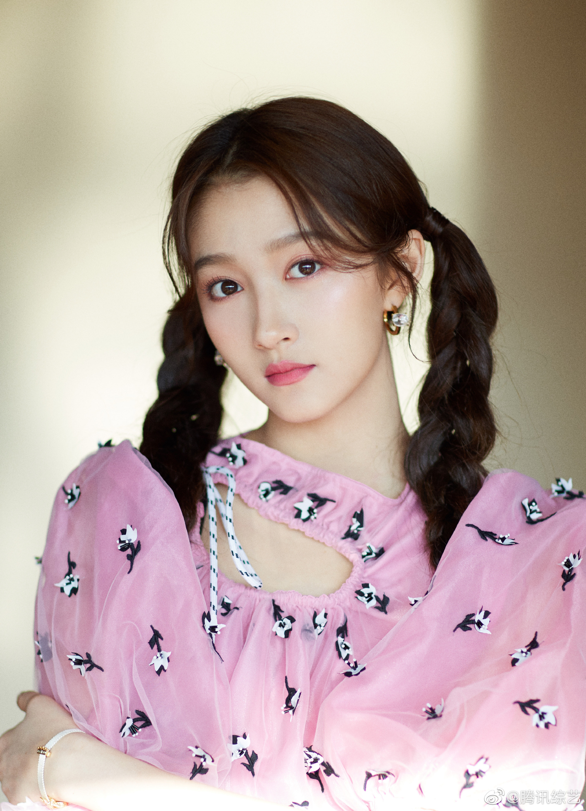 关晓彤 双马尾造型少女感十足 .小时候的双马尾造型也是非常可爱