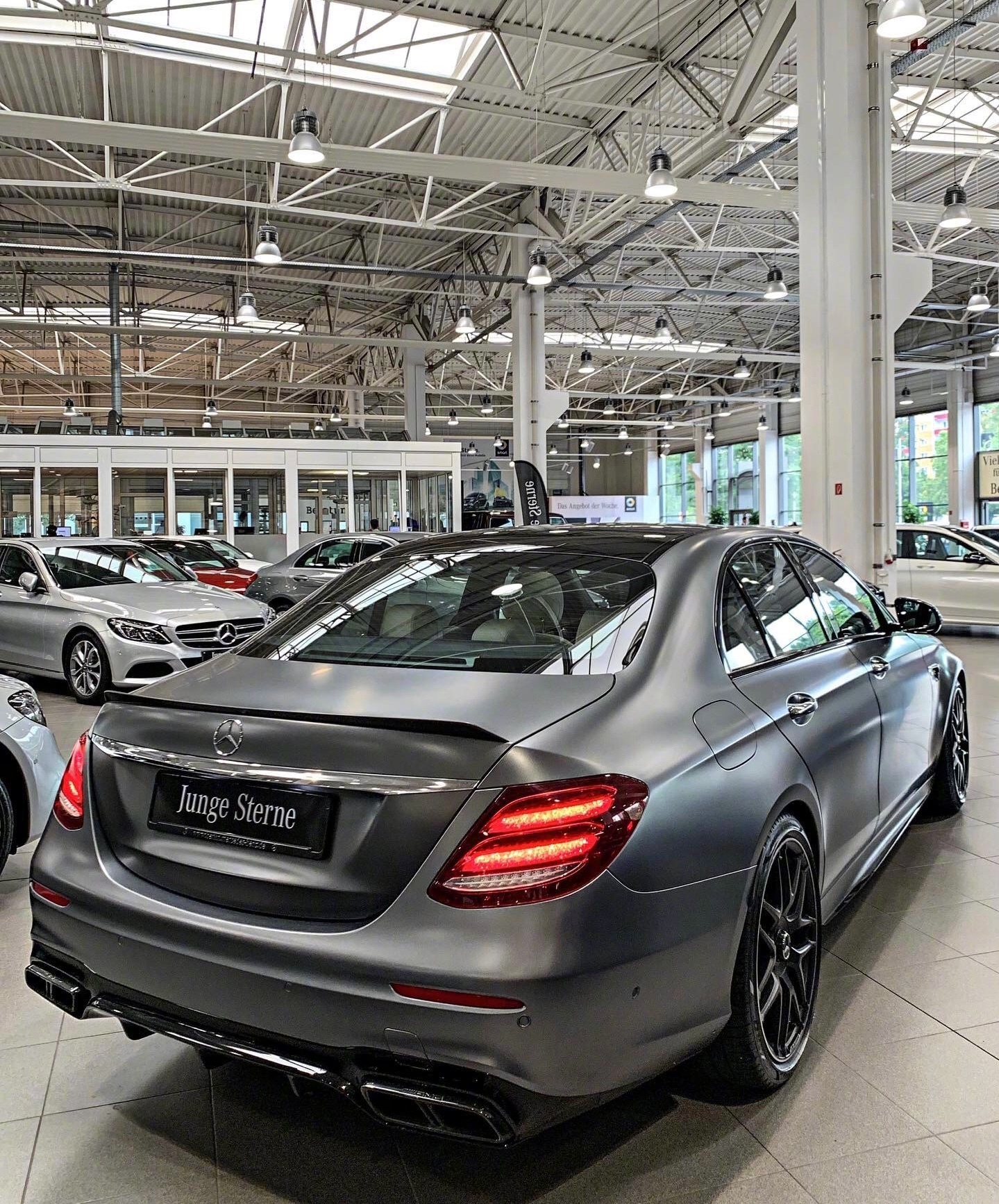 奔驰e63这货好像很容易让人买了,立马就卖了