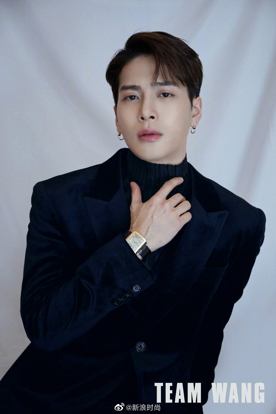 王嘉尔天鹅绒黑西装