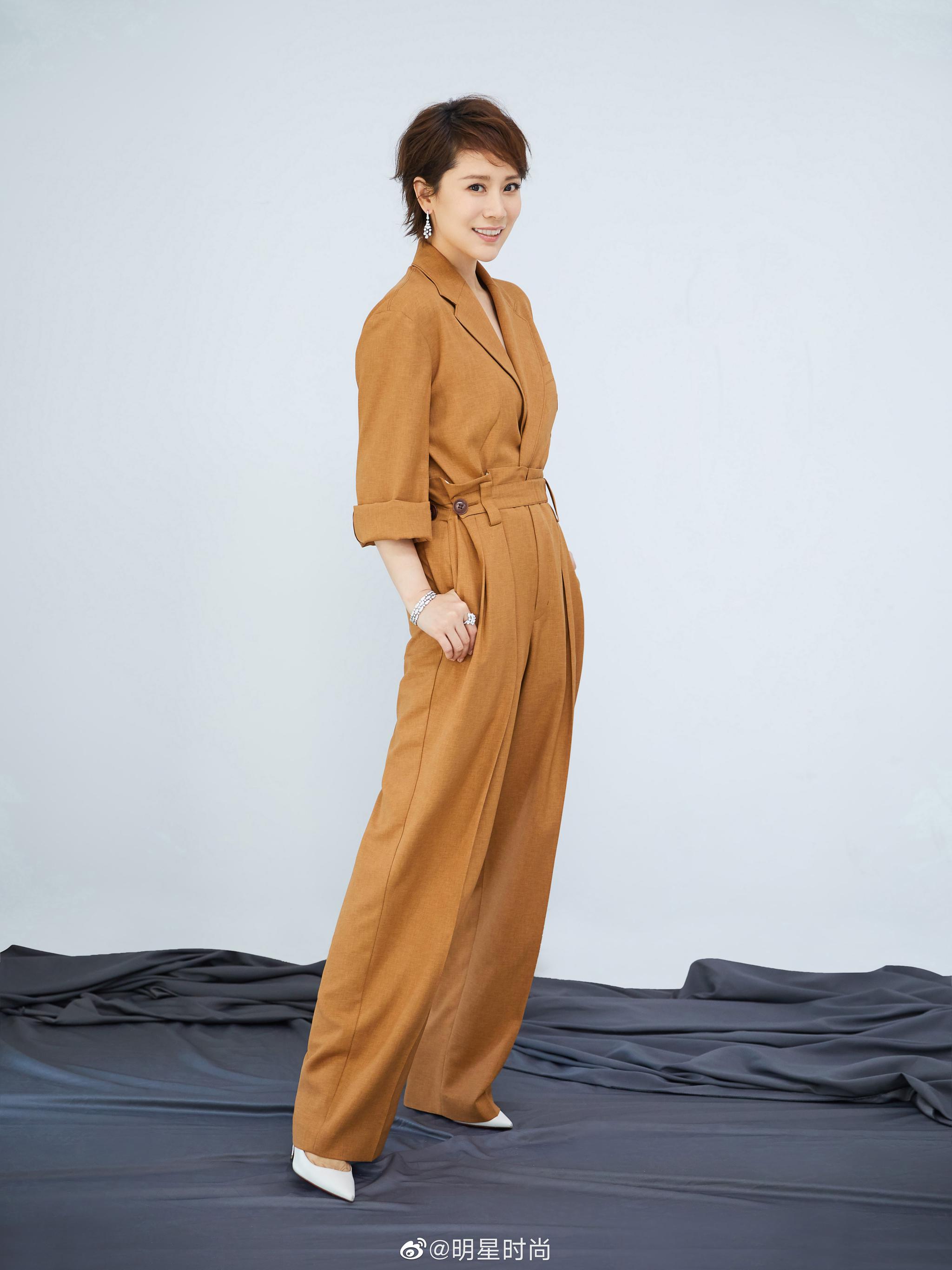 演员@海清 亮相2018年度 大会,身着卡其色连体衣简约大方