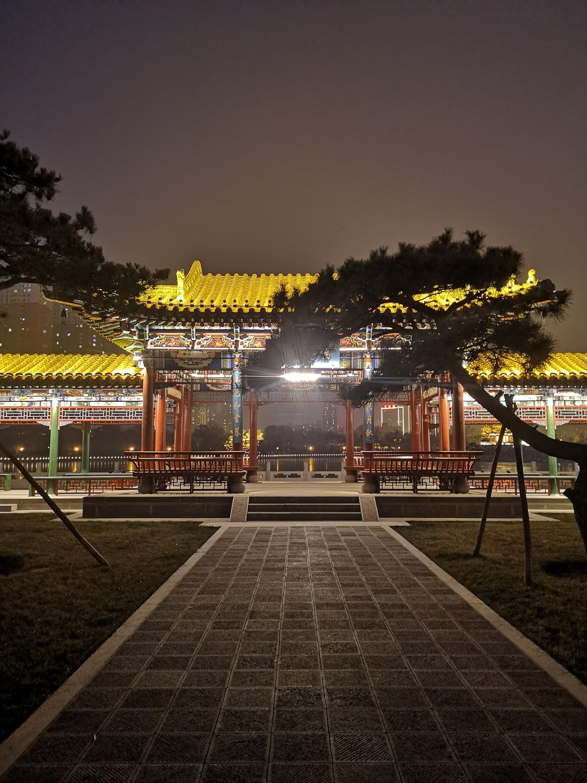 冬天人少,晚上太原迎泽公园的古典园林夜景有一种安静的美