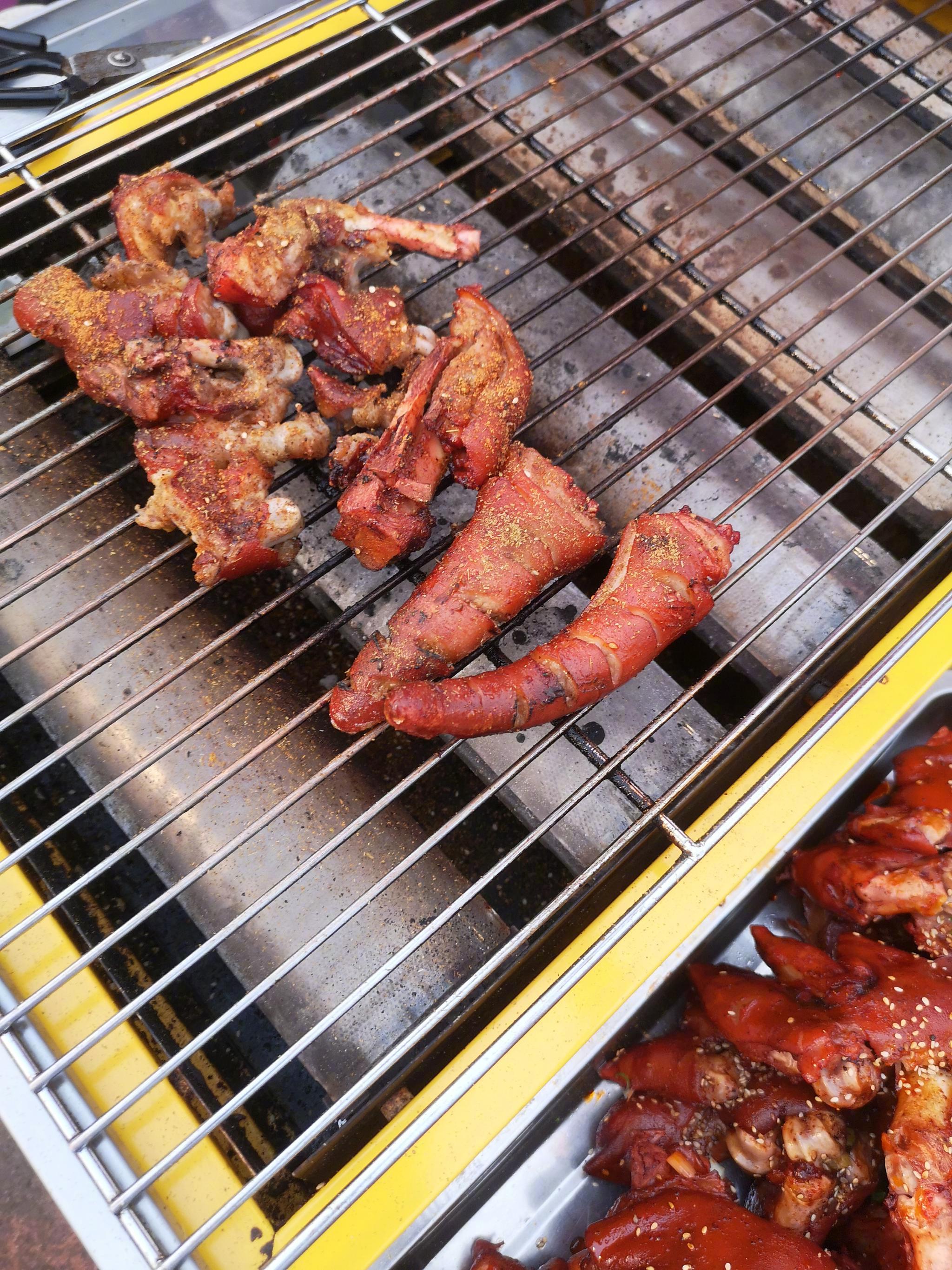 西双版纳六国水上市场发现的烤猪肉小吃东北老乡的烧烤