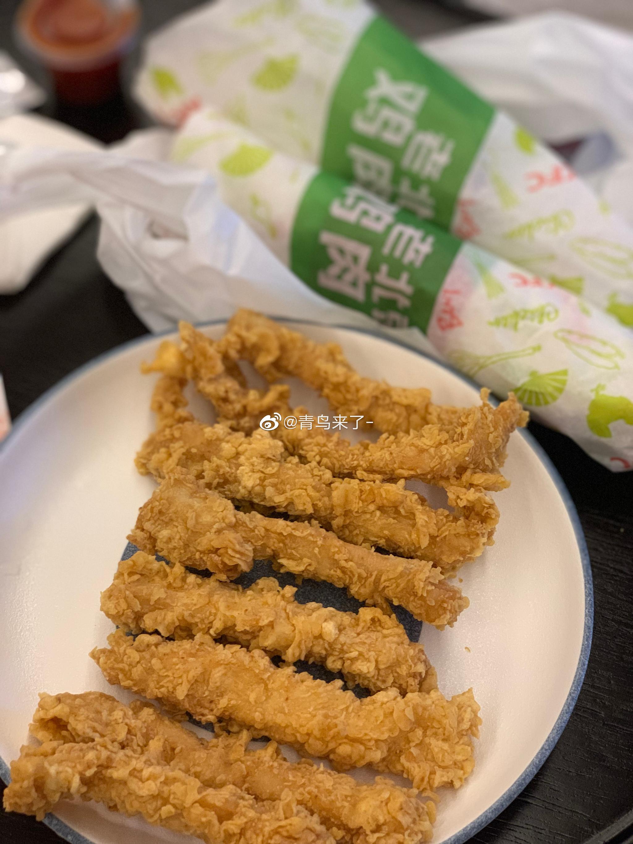 肯德基疯狂星期四新品香辣黄金鸡柳8条只要￥99搭配的是辣酱