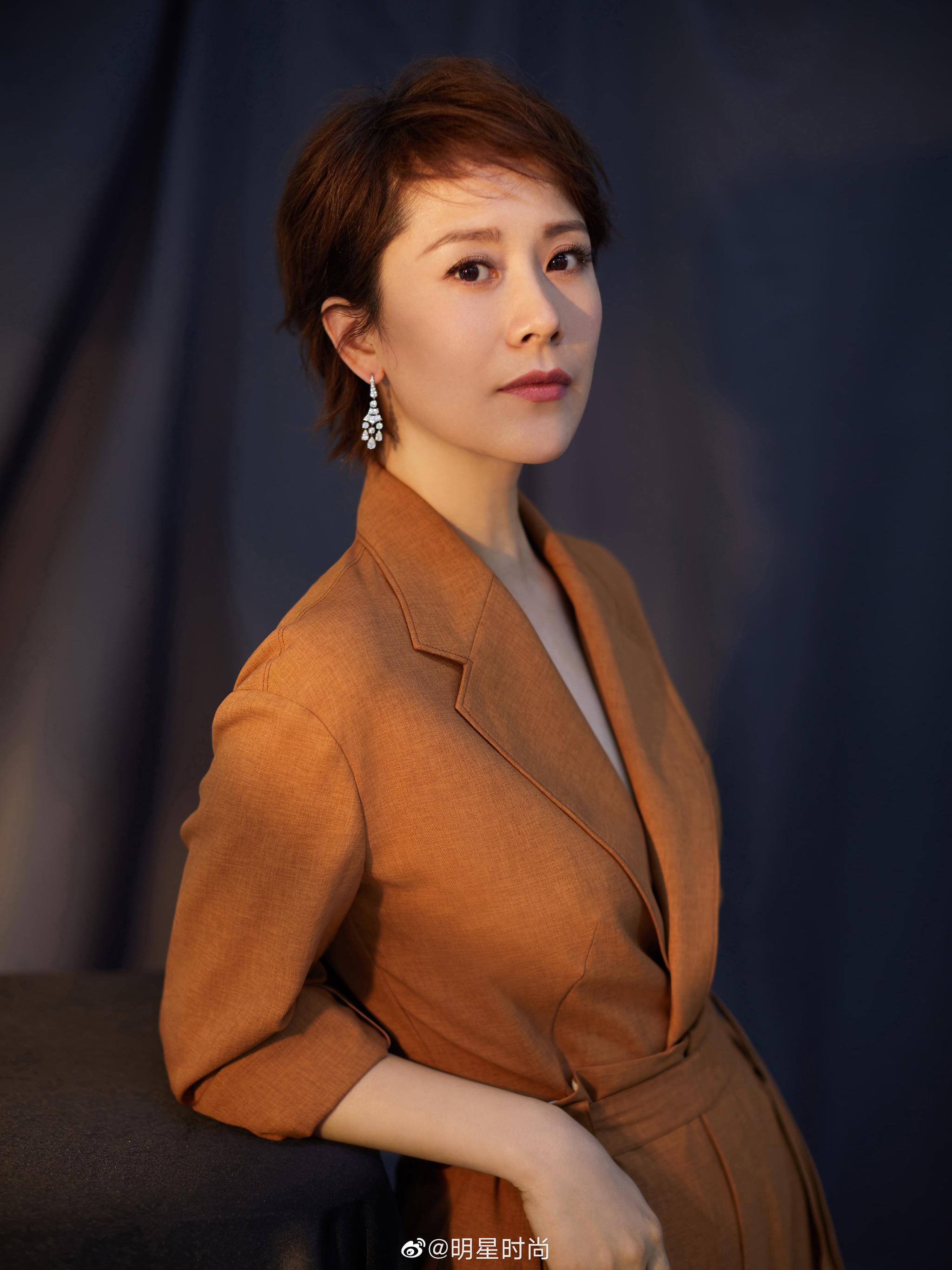 演员@海清 亮相2018年度 大会,身着卡其色连体衣简约大方