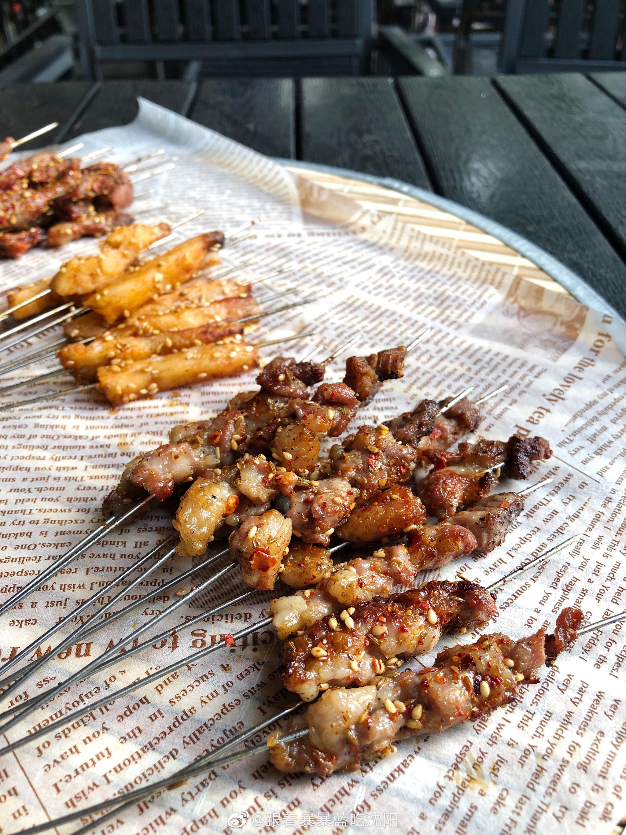 竹帘子,铁签子,是小串的标配