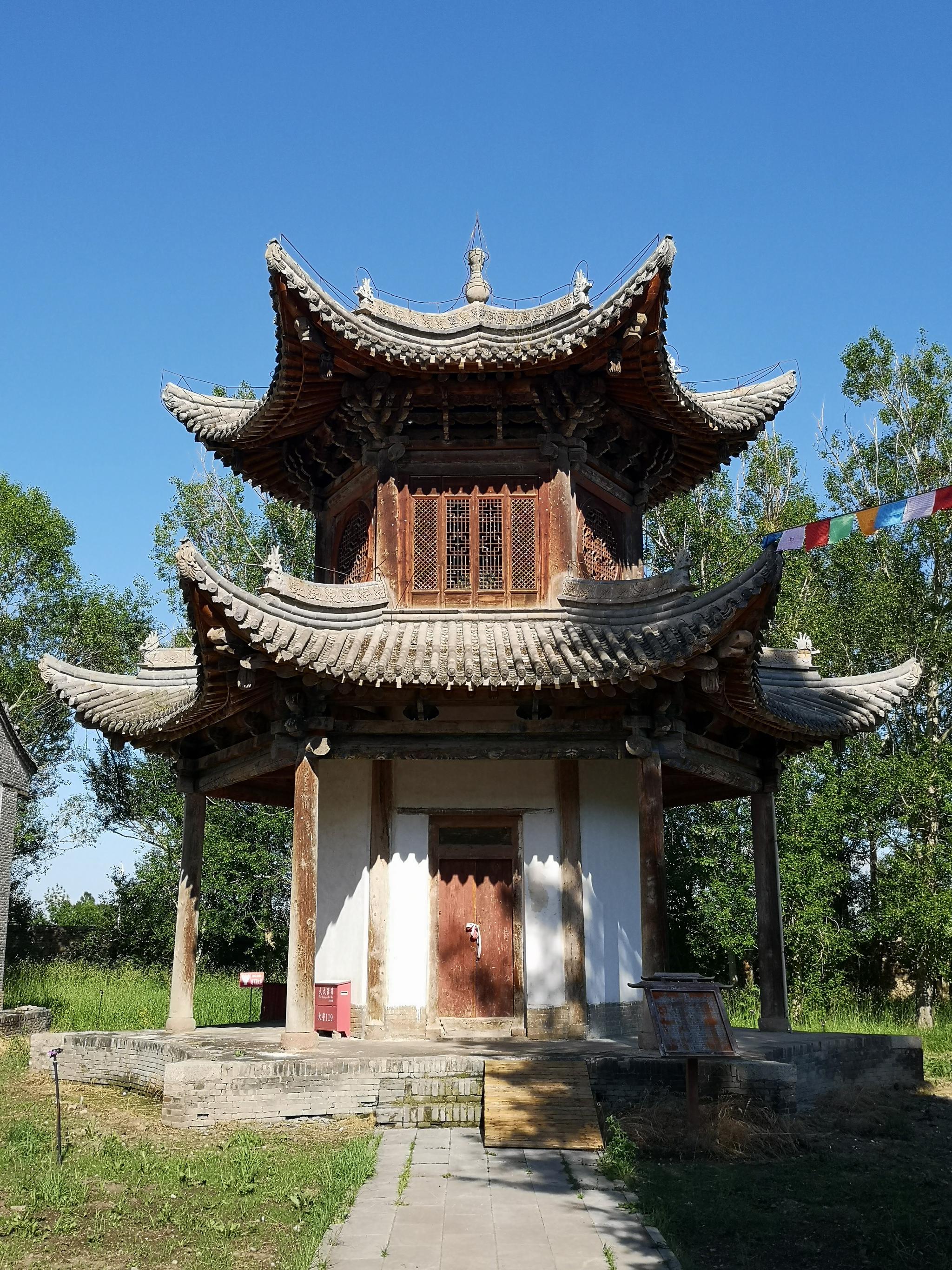 伊犁圣佑庙草原下的大型古代建筑群新疆现存最美的古代佛教寺院