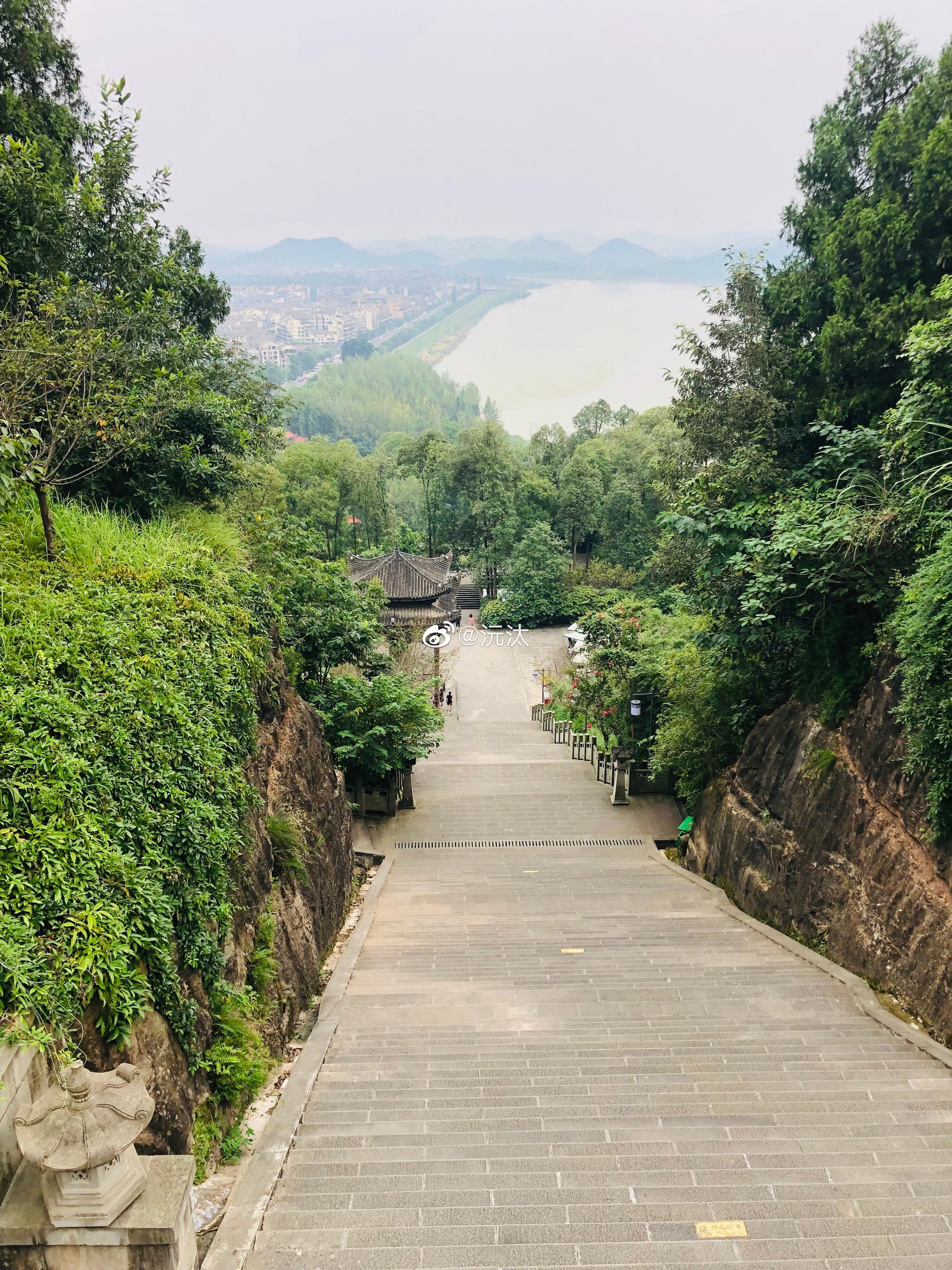 四川阆中滕王阁  "滕王",唐高祖之子李元婴,封地在"滕州",即山东滕州