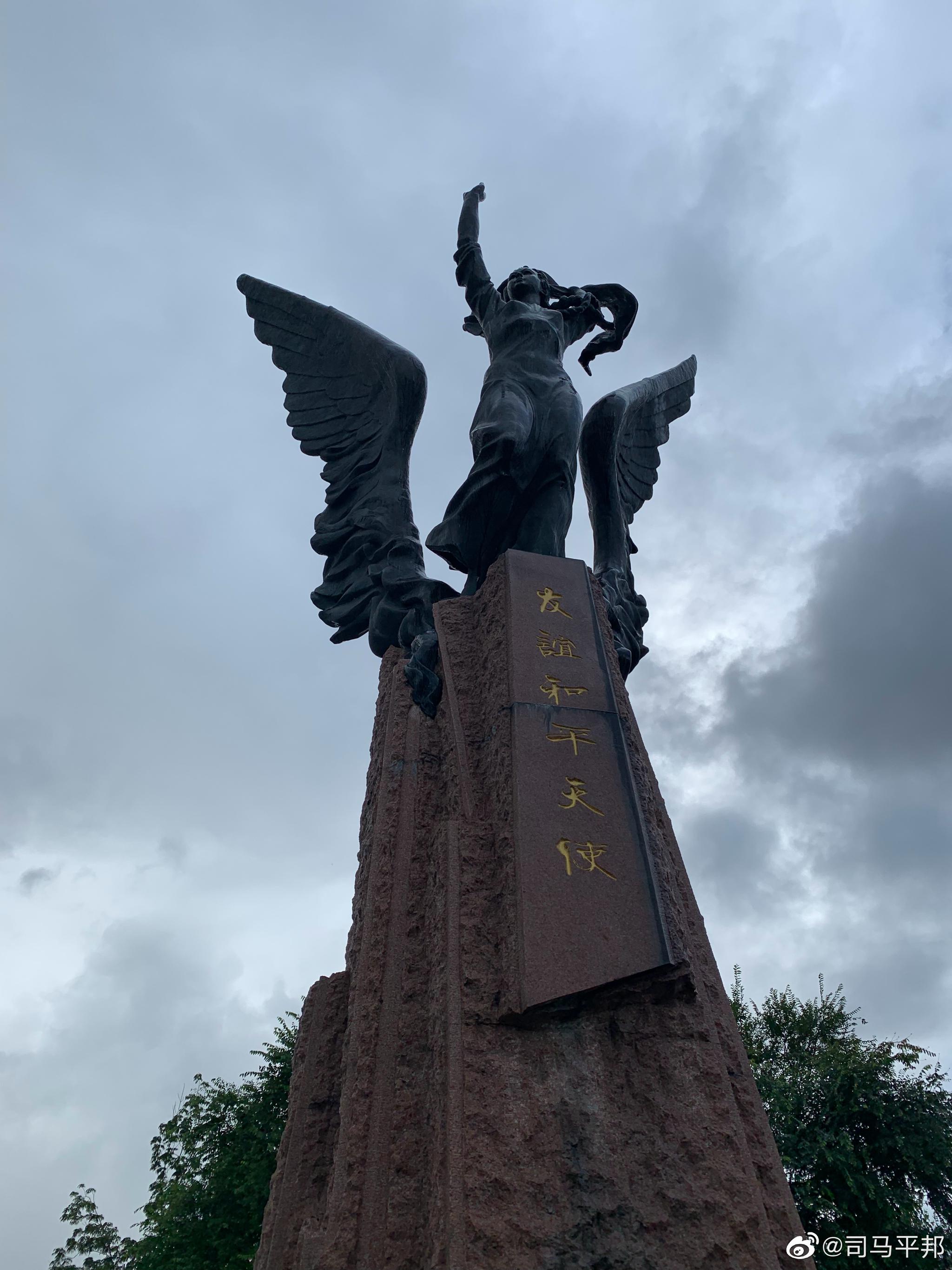 位于绥芬河市中心的和平天使嘎丽娅的雕像