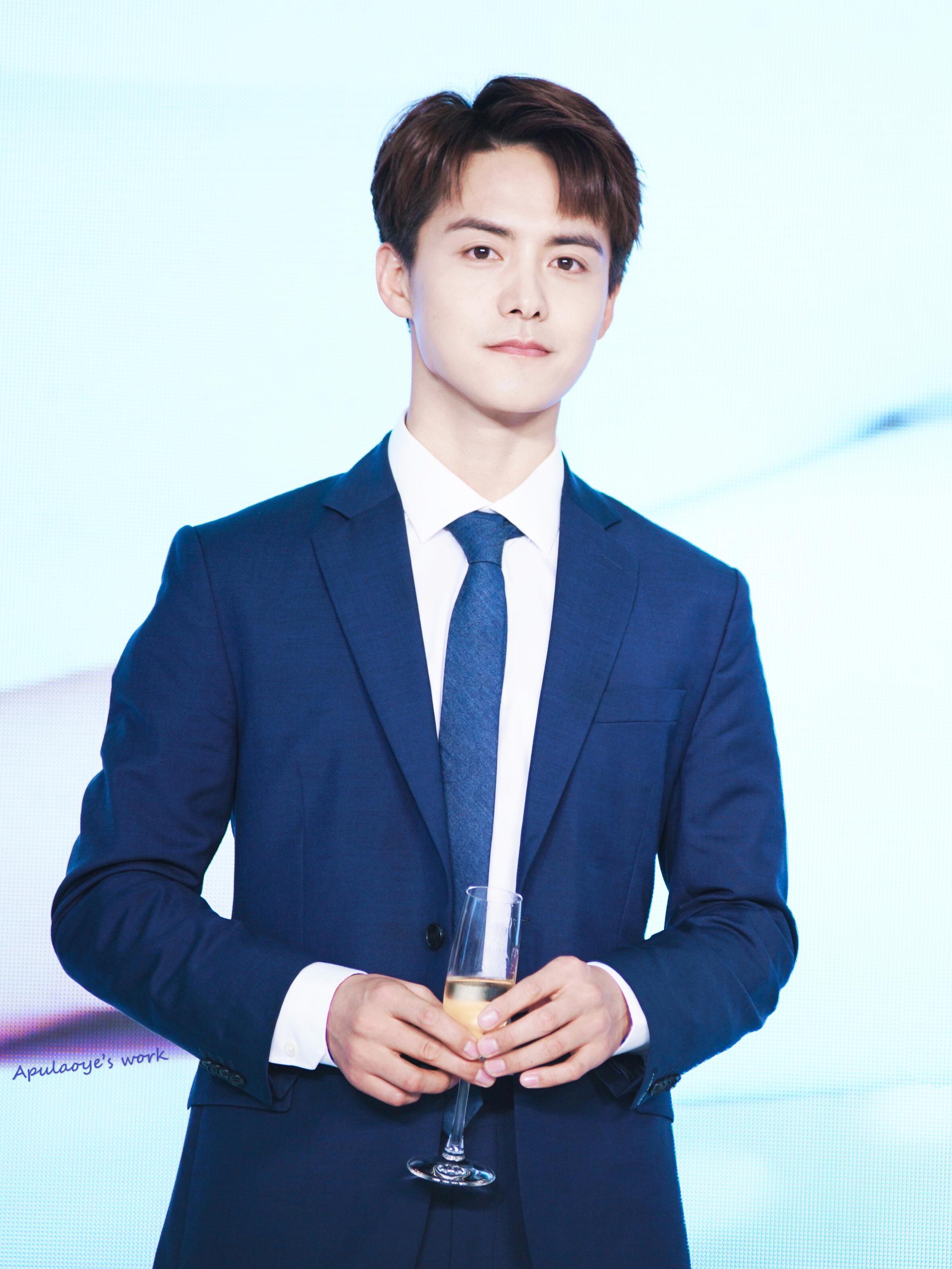 马天宇蓝色西装今日份出关营业的蓝色少年一身蓝色西装绅士有型