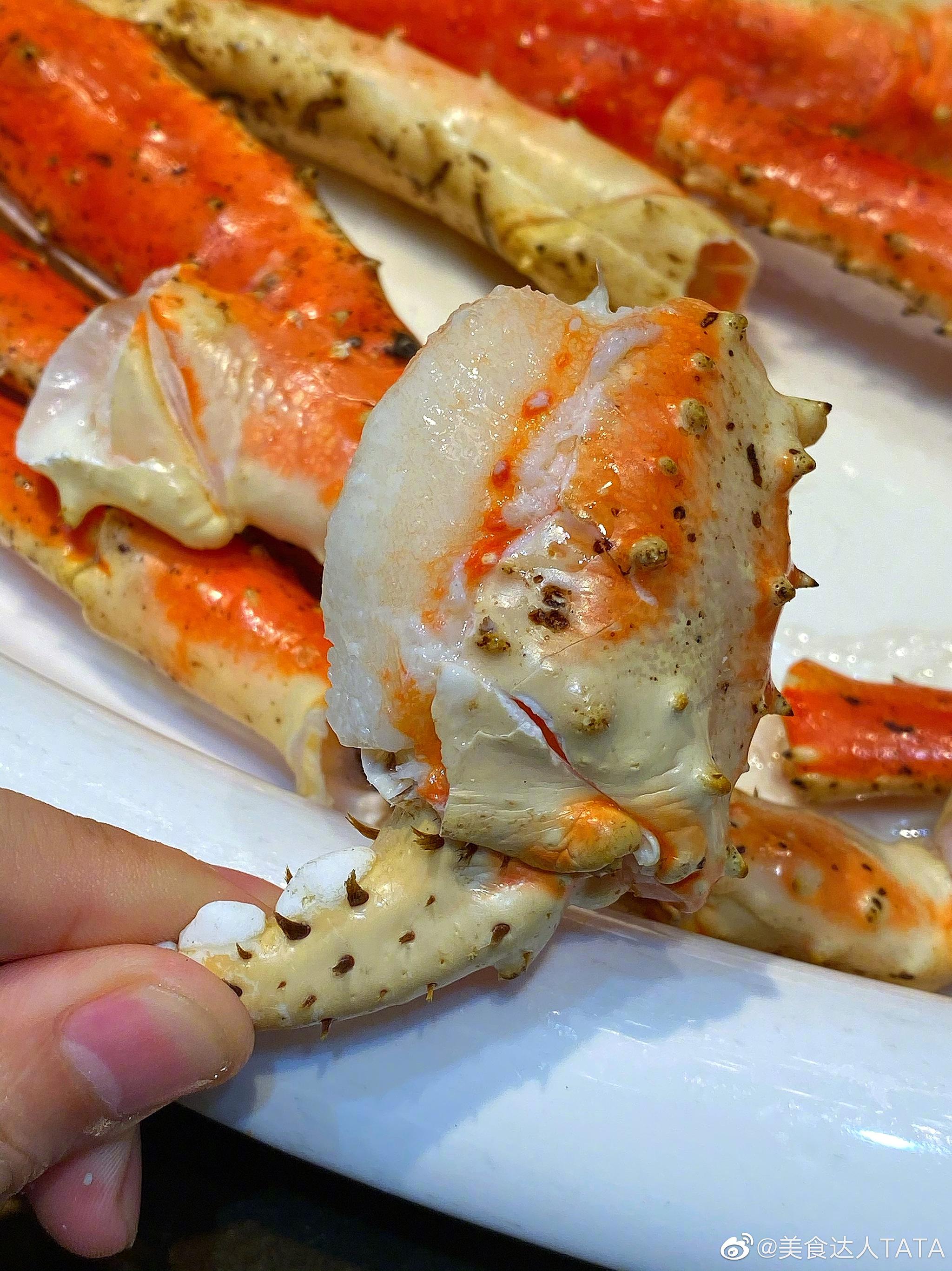 晚上随便吃只游水帝王蟹,4斤6.脚 清蒸,肉 干焗,盖 蛋蒸.