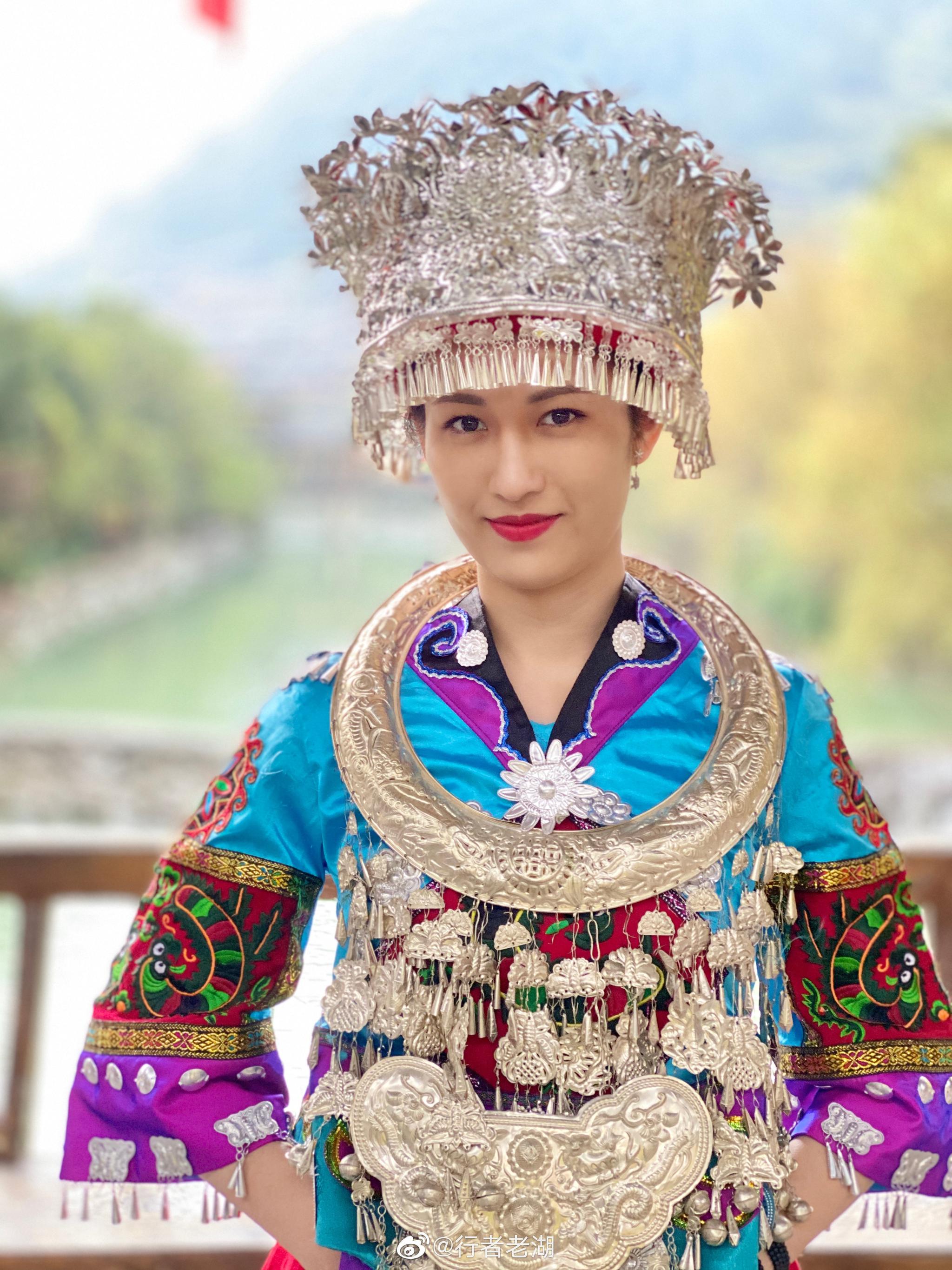 苗族传统服装,摄影发烧友可开心了,大家在苗寨到处拍着苗族服饰的女孩