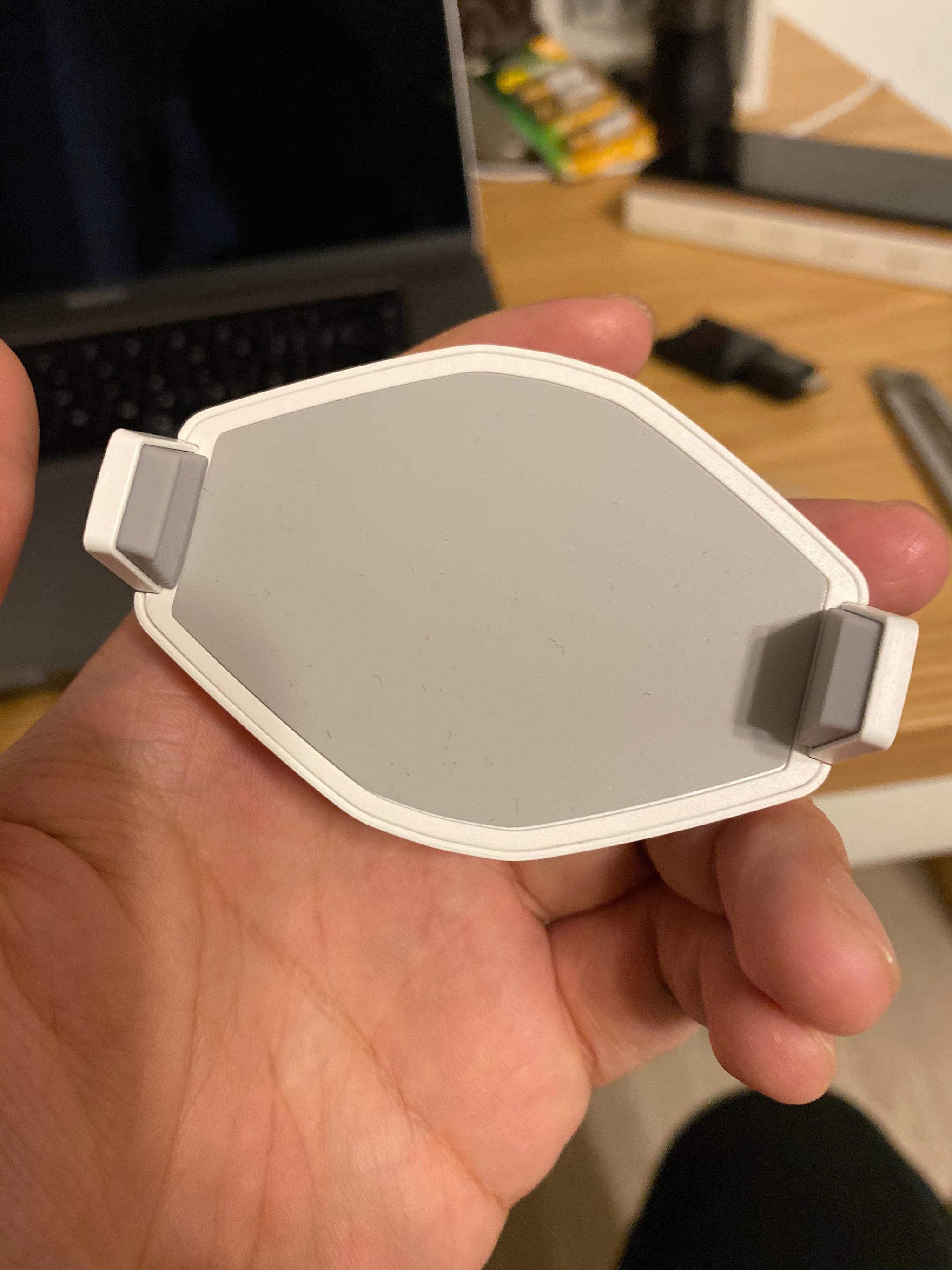 和小米10一起发布的黑鲨冰封散热背夹除了给小米10系列手机用外