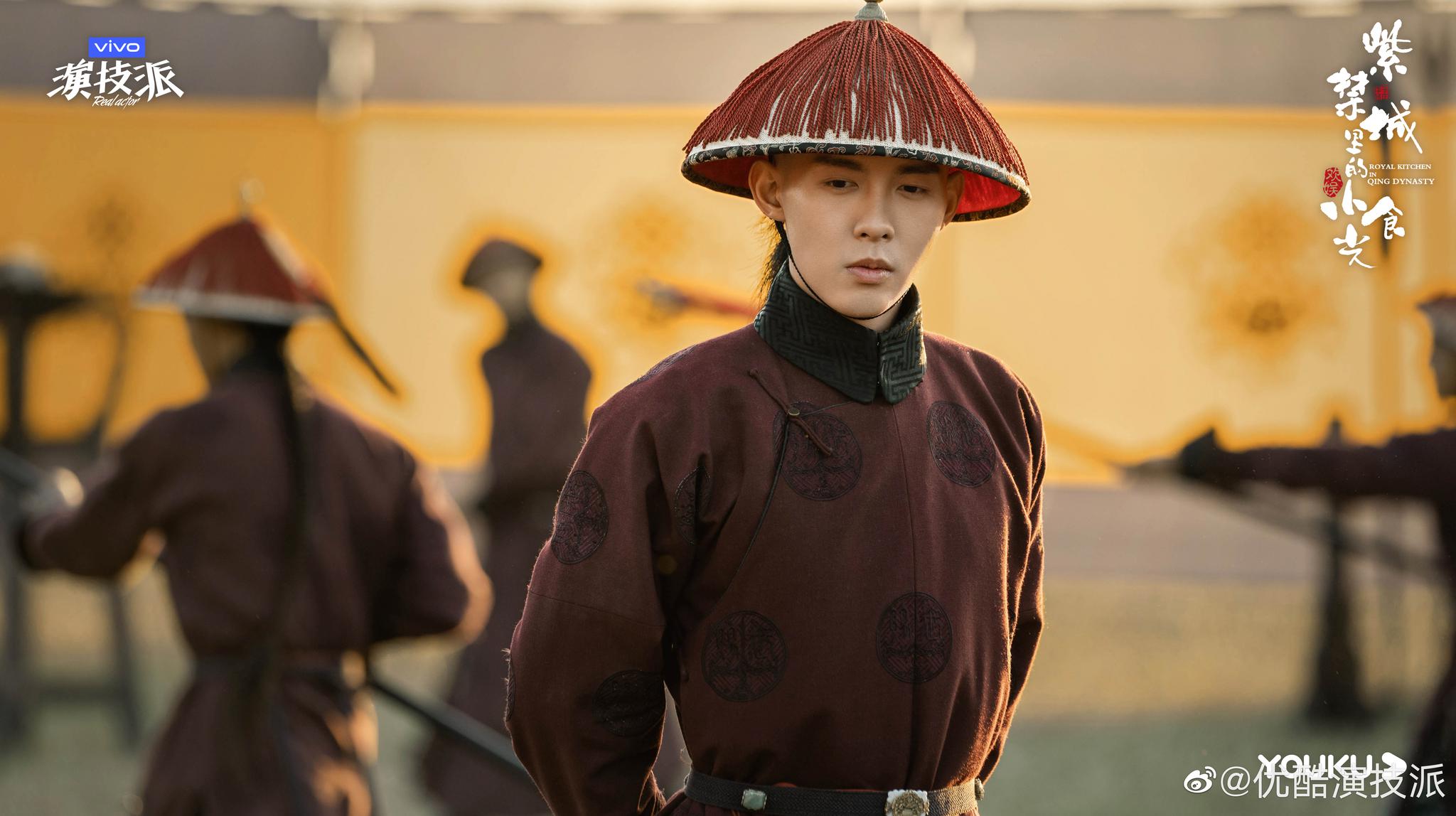 有了婉贞格格@郑湫泓jade 撑腰,毓泰@朱元冰ryan 的腰板挺得更直了