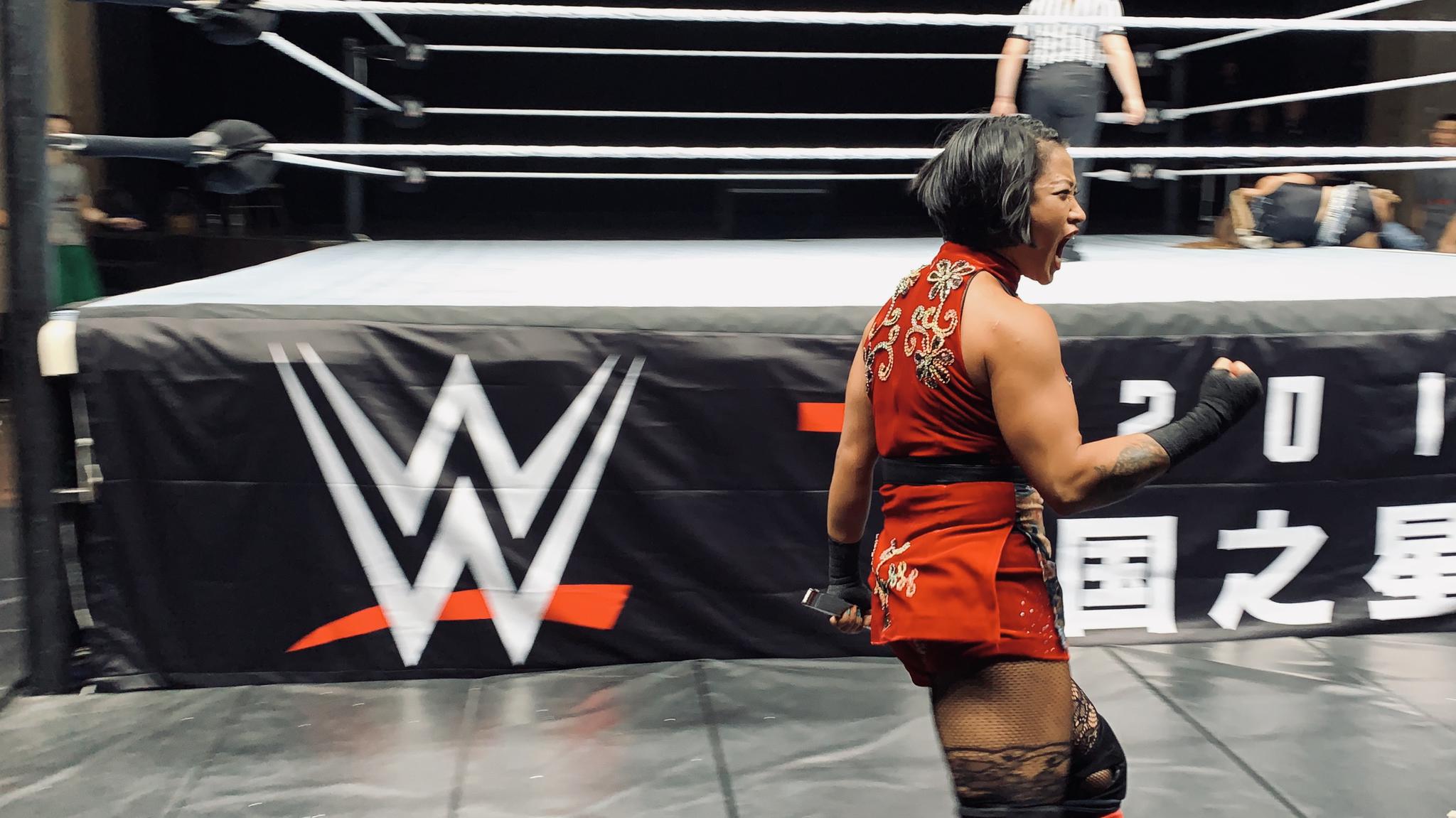 过去了几天里同为助教的@wwe李霞 和蕾娜·冈萨雷斯reina gonzález