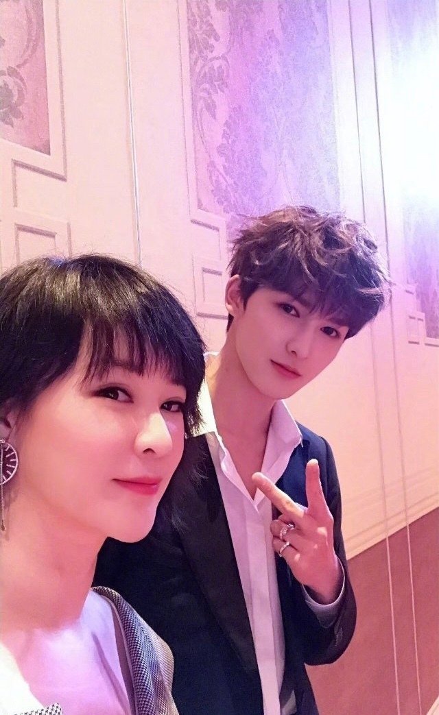 杜华和乐华娱乐旗下艺人的合照|乐华娱乐|杜华|黄明昊_新浪新闻