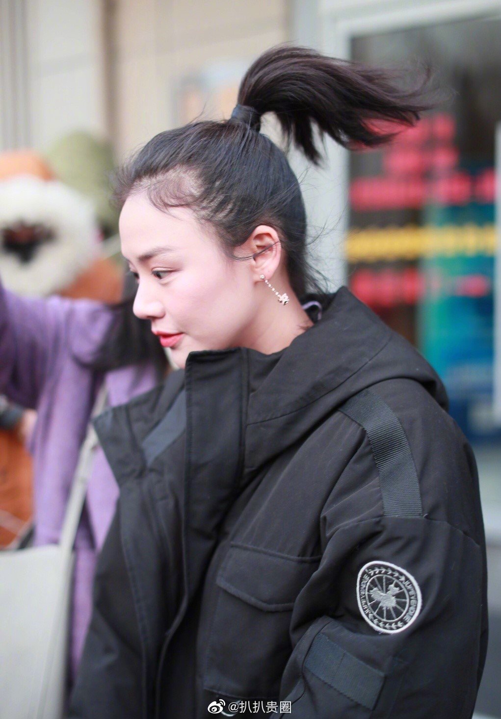 马思纯现身央视春晚首次联排现场,俏皮小马尾很是可爱了,期待春晚