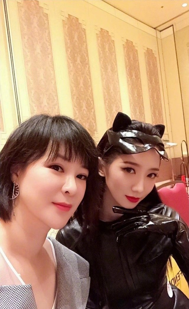 杜华和乐华娱乐旗下艺人的合照