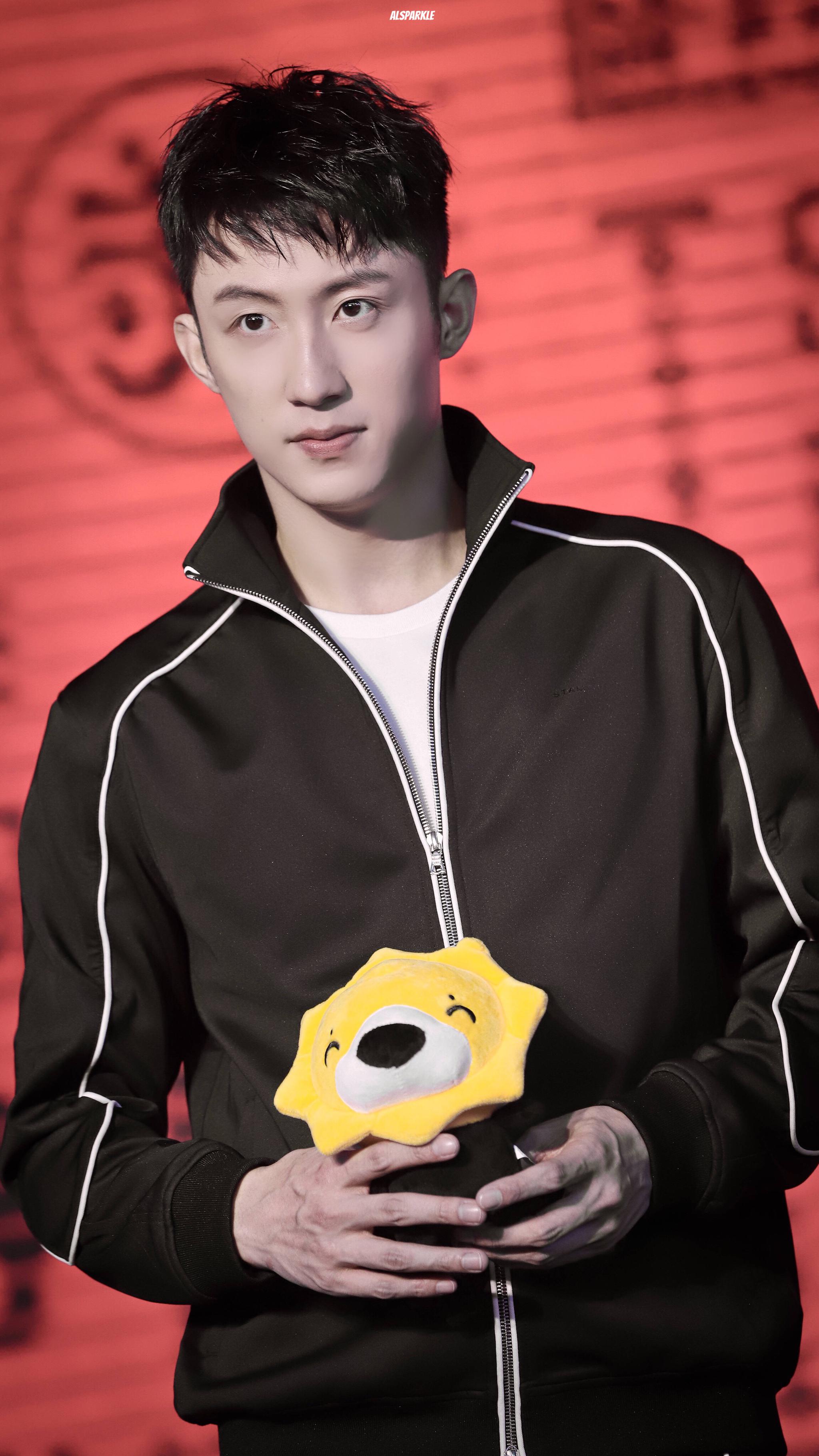 黄景瑜今日南京品牌活动饭拍图～一身黑色运动套装|黄景瑜|运动套装