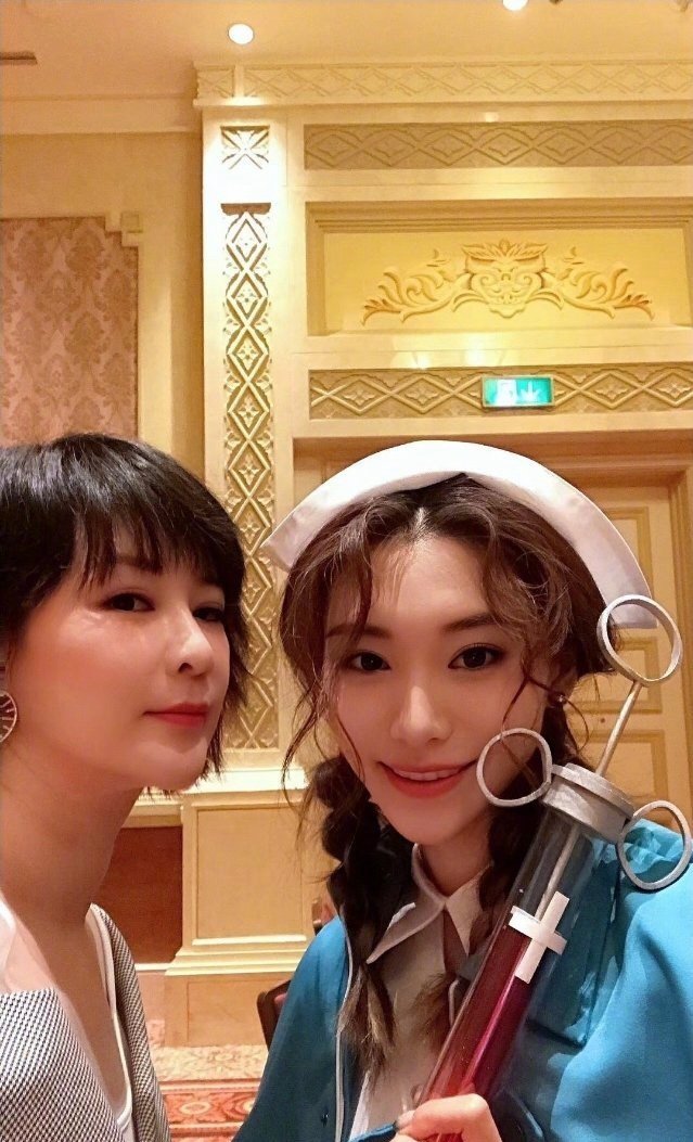 杜华和乐华娱乐旗下艺人的合照