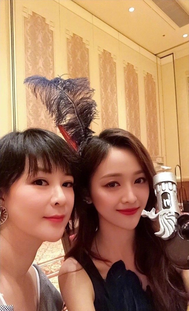 杜华和乐华娱乐旗下艺人的合照|乐华娱乐|杜华|黄明昊_新浪新闻