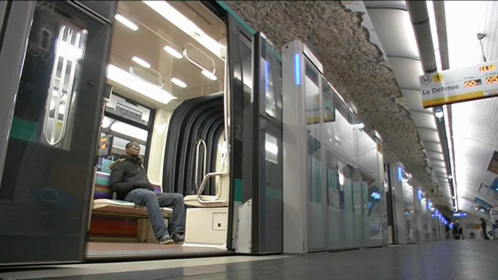 疾驰三站方停车,巴黎地铁1号线发生连环故障