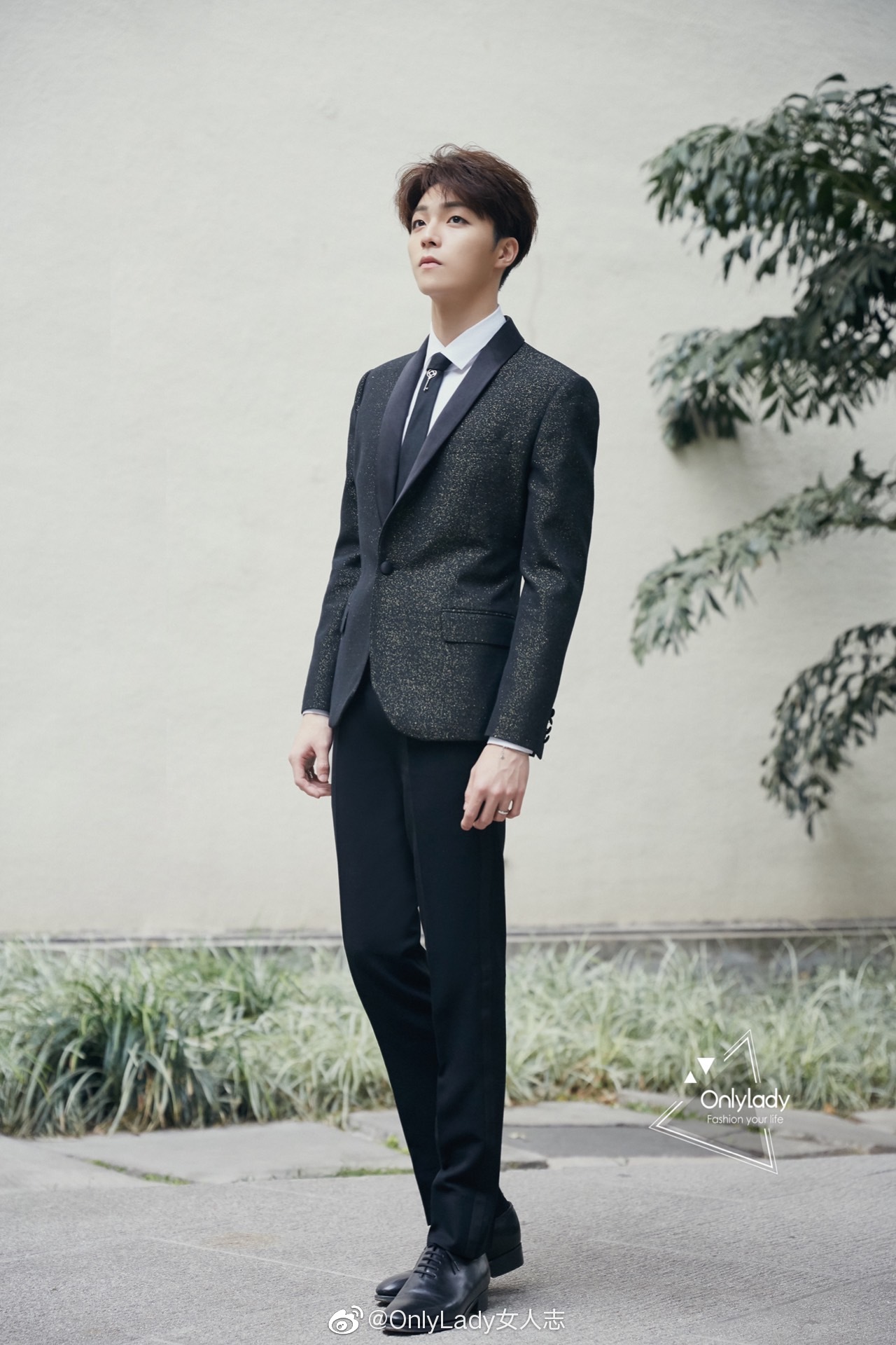 陈立农 身着celine黑色西装,搭配john lobb皮鞋