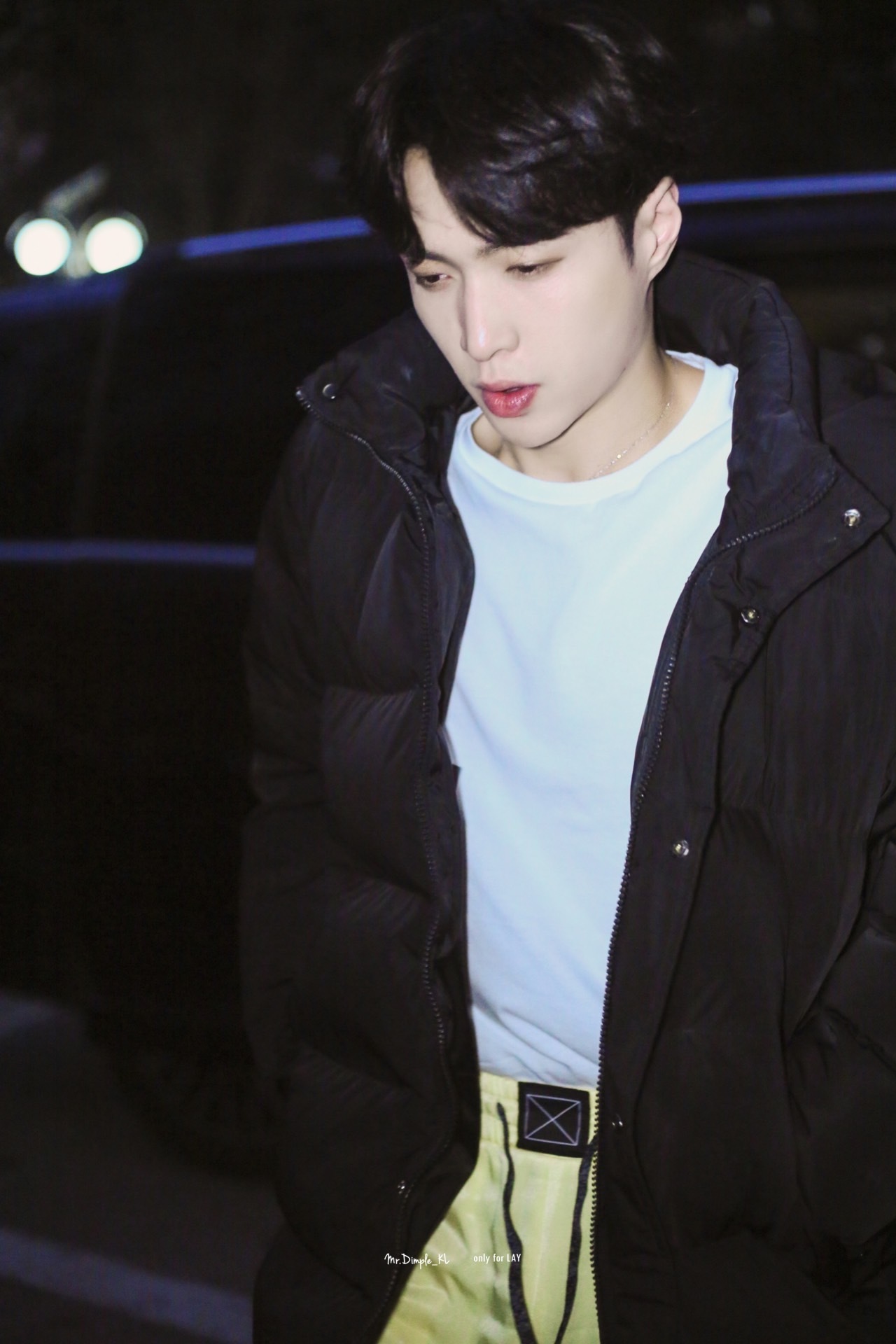 张艺兴 彩排路透图合集今晚一身黑色羽绒服 内搭白t 荧光绿长裤的小