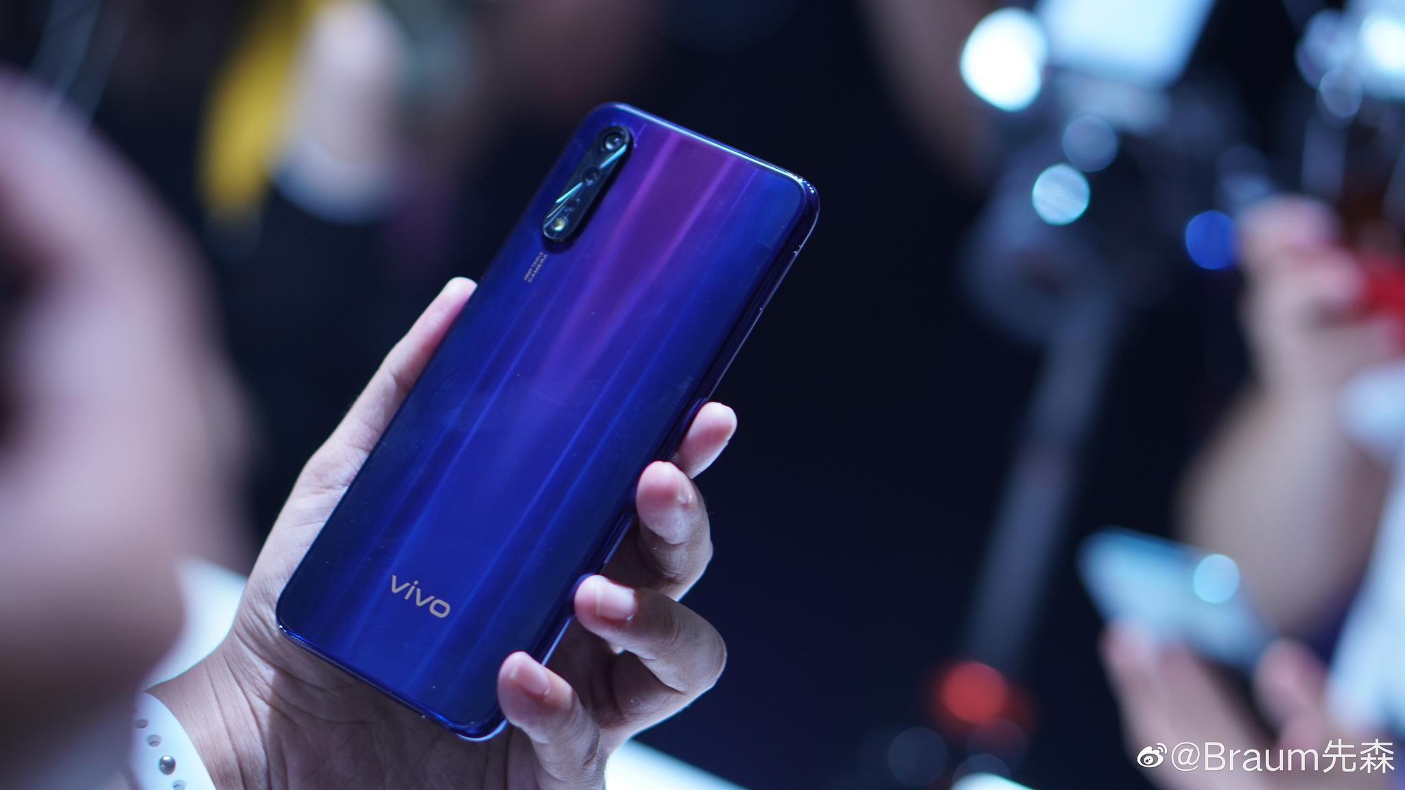 vivo z5三色图赏,竹林幻夜这颜色不错,正常角度黑色