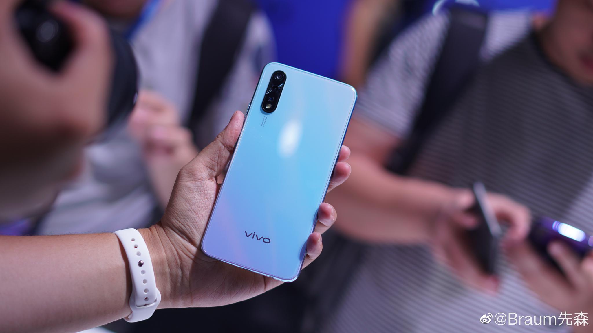 vivo z5三色图赏,竹林幻夜这颜色不错,正常角度黑色
