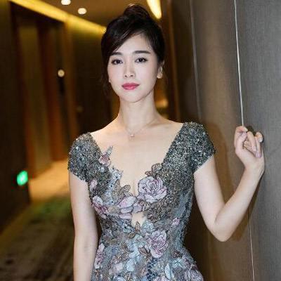 左小青70后,是一个湖南妹子,家里人都是知识分子,父亲在美术出版社