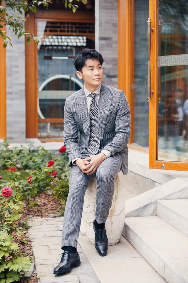 李晨西装革履出席活动,未修图比精修图还要瘦,网友:快脱相了