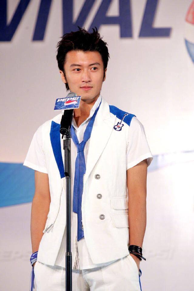 谢霆锋05年一身白亮相活动,硬朗帅气!