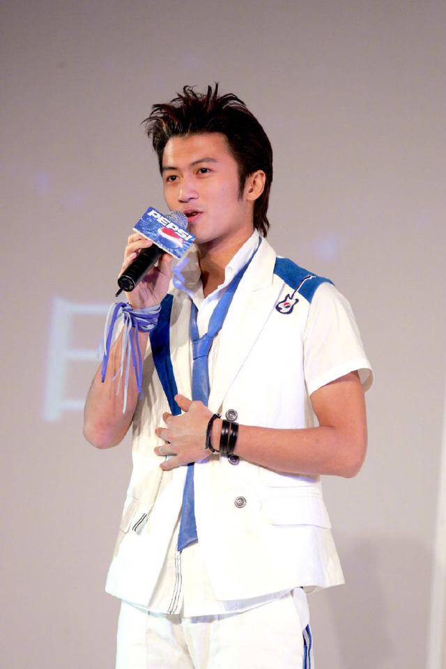 谢霆锋05年一身白亮相活动,硬朗帅气!