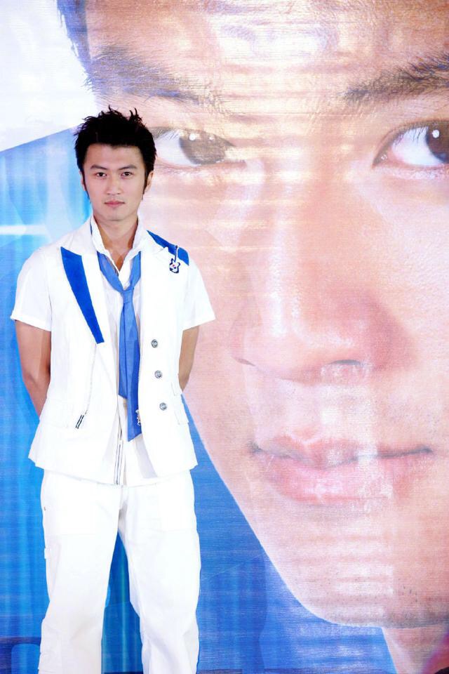 谢霆锋05年一身白亮相活动,硬朗帅气!